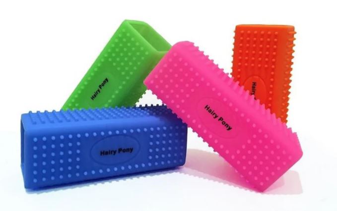 HAIRY PONY HORSE GROOMING BLOCK [CL:BLUE]